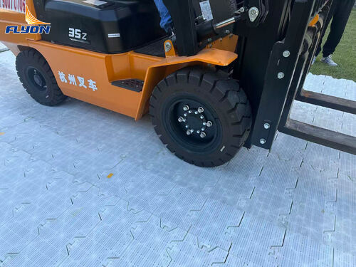 Latest company blogs about Flyon Sports Demonstrates Unmatched Strength in Turf Protection Flooring Load Test